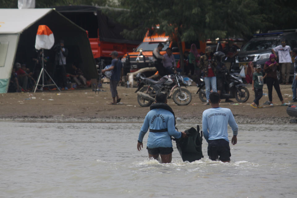 Frog Man team from Indonesian Navy discovered the body part of the victims during the SAR operation of Lion Air JT 610 aircraft in the Karawang Bay, West Java. Image: Getty