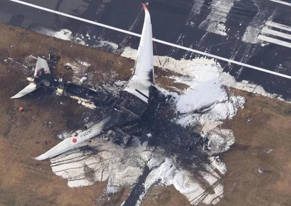 日航客機和日本海上保安廳定翼機相撞後起火燃燒，定翼機的2具黑盒子已經找到。