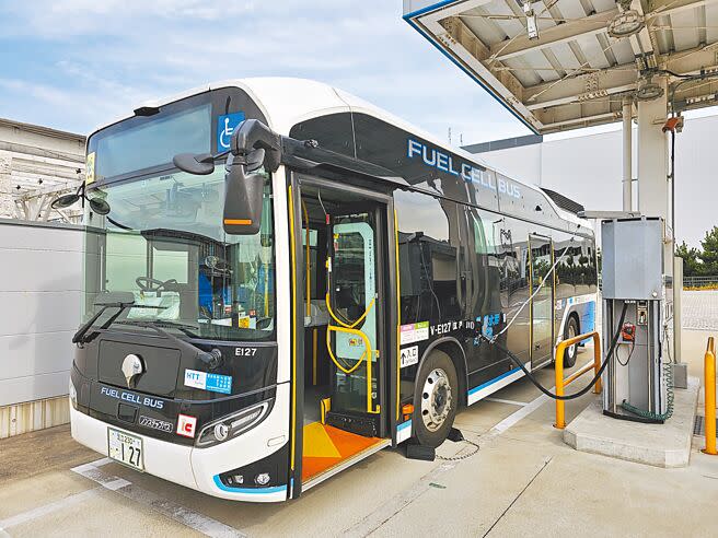 氫燃料電池大客車明年試辦上路，豐田與和泰汽車合作將引進氫能低底盤巴士CAETANO。圖為東京豐洲巴士加氫站。（黃琮淵攝）