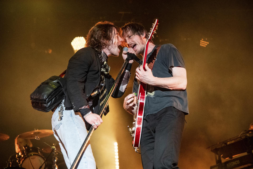 ARCHIVO - Matt Shultz, izquierda, y Nick Bockrath de Cage The Elephant actúan en el All In Music & Arts Festival el 4 de septiembre de 2022 en Indianápolis. La banda tiene un nuevo álbum llamado "Neon Pill". (Foto Amy Harris/Invision/AP, archivo)