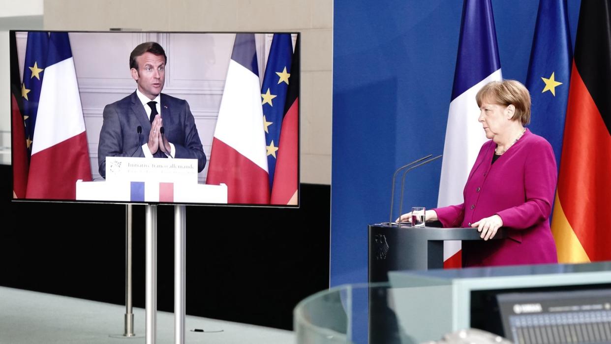 Bundeskanzlerin Merkel und Emmanuel Macron bei einer Pressekonferenz. Frankreichs Präsident ist per Video zugeschaltet.