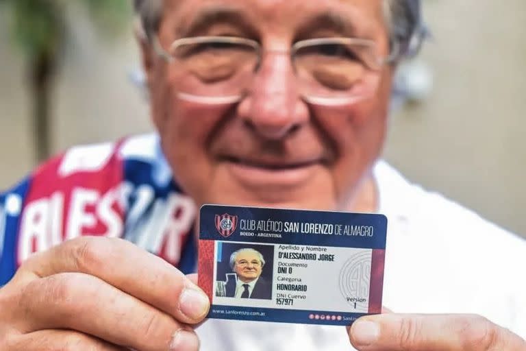 En la última visita al país, Jorge D´Alessandro fue reconocido como socio honorario de San Lorenzo y recibió una camiseta con su apellido.