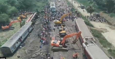 印度東部城市奧里薩邦（Odisha）巴拉索爾市巴哈納加（Bahanaga）火車站日前發生3列車相撞事故，造成288人死亡、逾千人受傷。（翻攝推特）