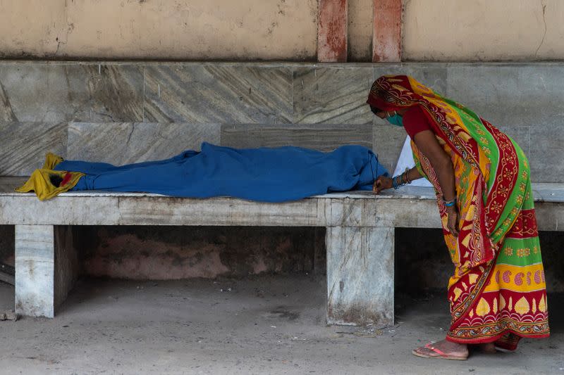 Wider Image: Last doctor standing: Pandemic pushes Indian hospital to brink