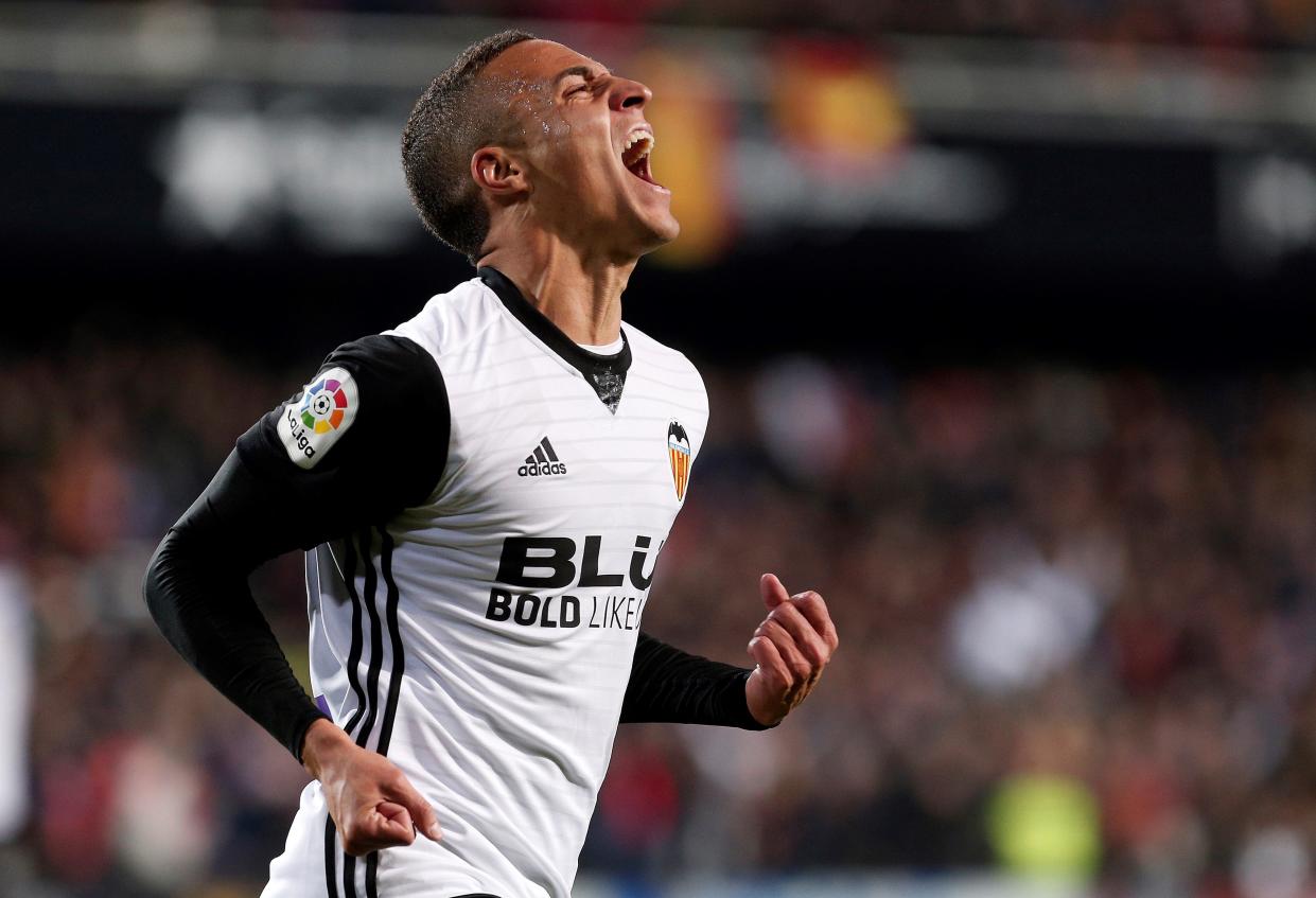 GRAF1621. VALENCIA, 26/11/2017.- El delanetro del Valencia, Rodrigo Moreno, celebra el primer gol del equipo valencianista durante el encuentro correspondiente a la decimotercera jornada de primera división que han disputado esta noche frente al FC Barcelona en el estadio de Mestalla, en la capital del Turia. (Foto: EFE / MIGUEL ÁNGEL POLO.)