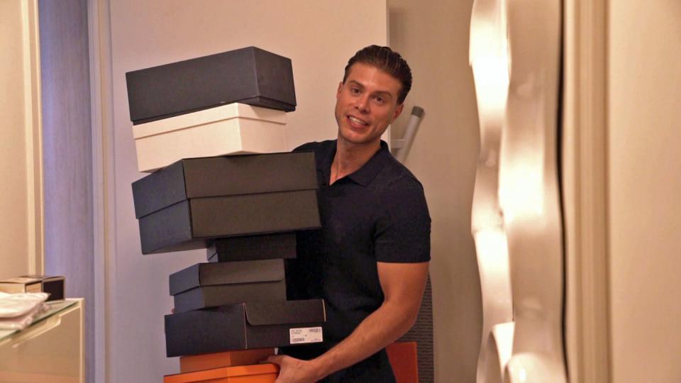 "Hier stehen Taschen rum, die sind teurer als mein Jahresgehalt": Ozan hilft den Mädels beim Aufräumen. (Bild: RTLZWEI)