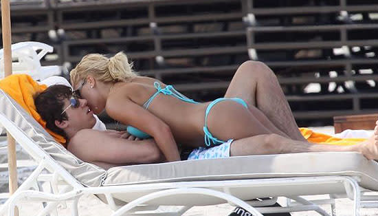 Malkin hits beach; Hedman reads noted author Jenna Jameson