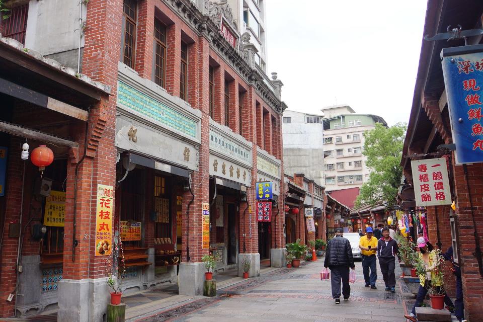 深坑老街(Photo via Wikimedia, by lienyuan lee, License:https://zh.wikipedia.org/wiki/深坑老街#/media/File:深坑老街_Shenkeng_Historical_Street_-_panoramio_(3).jpg)