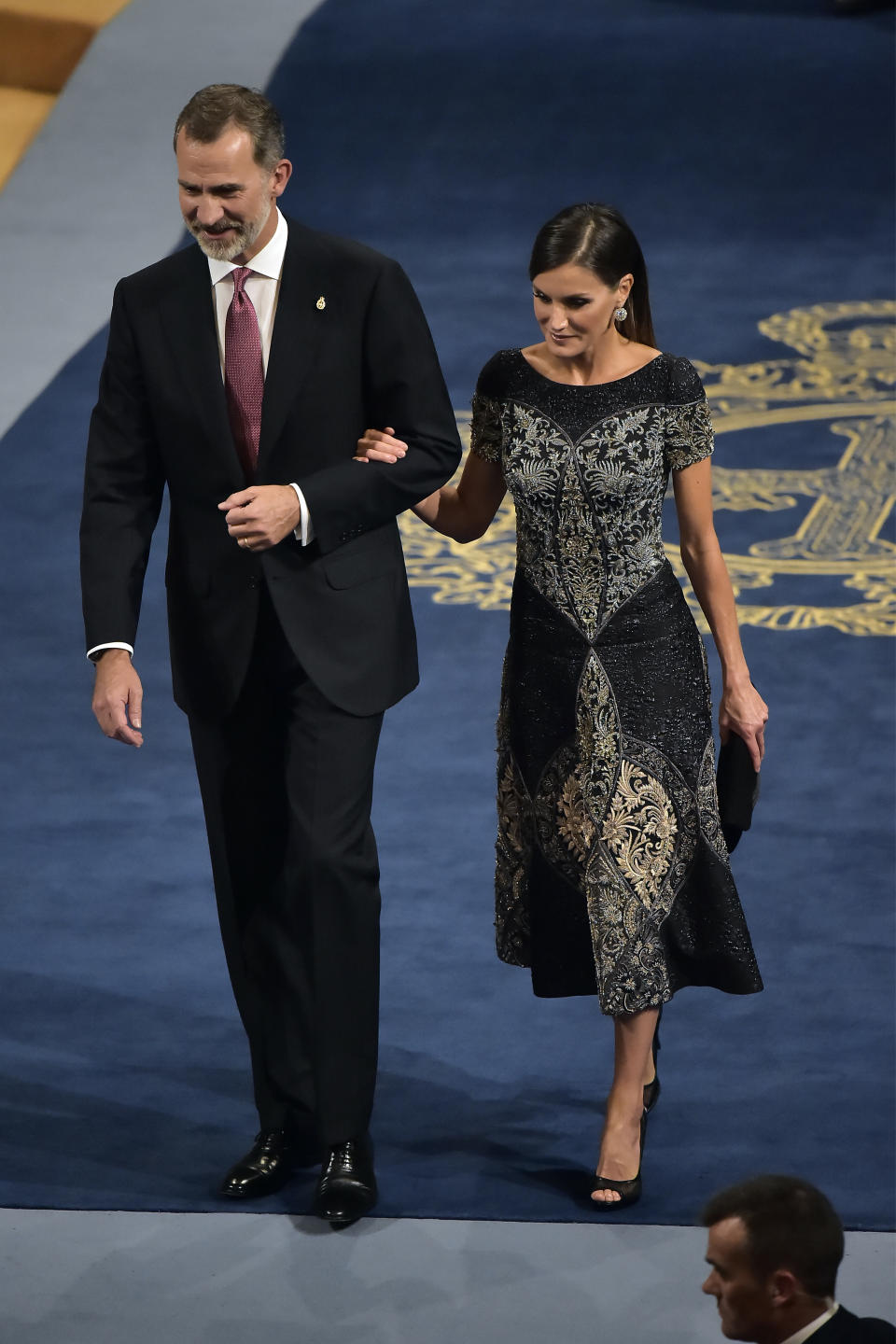 El rey Felipe VI y la reina Letizia se disponen a salir del teatro al finalizar la ceremonia de los Premios Princesa de Asturias en Oviedo, en el norte de España, el viernes 19 de octubre del 2018. (AP Foto/Alvaro Barrientos)