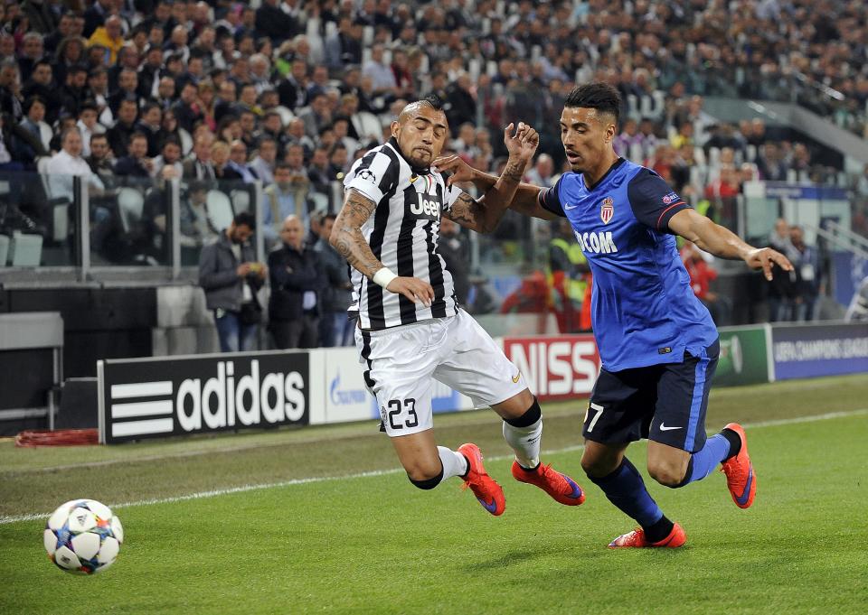 Juventus' Arturo Vidal (L) is challenged by Monaco's Nabil Dirar during their Champions League quarterfinal soccer match at the Juventus stadium in Turin April 14, 2015. REUTERS/Giorgio Perottino