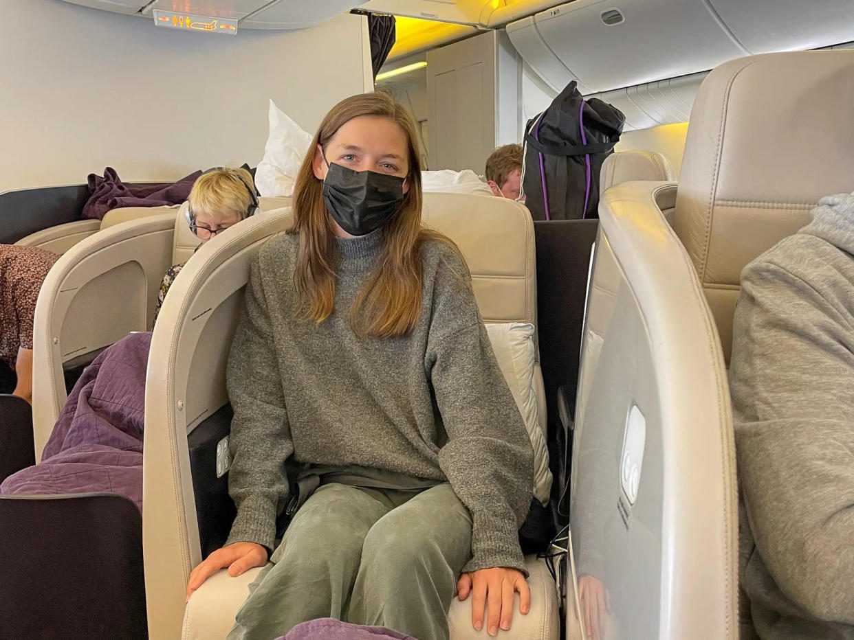 Die Autorin in ihrem Business-Class-Sitz auf einem Langstreckenflug der Air New Zealand. - Copyright: Monica Humphries/Business Insider