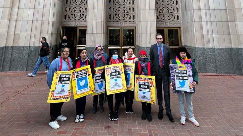 Los limpiadores despedidos del sindicato de Twitter se manifiestan en la sede central