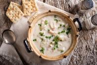 Diese leckere Fisch-Suppe wird vor allem in Schottland gegessen. Traditionell wird dafür geräucherter Schellfisch verwendet, das Rezept klappt aber auch mit geräuchertem Heilbutt oder Makrele. Zwiebeln und Kartoffeln in einem Fischfond kochen, mit einem Stampfer zerdrücken, mit Milch, Gewürzen und Schnittlauch abschmecken und mit Räucherfisch servieren. (Bild: iStock/Fudio)