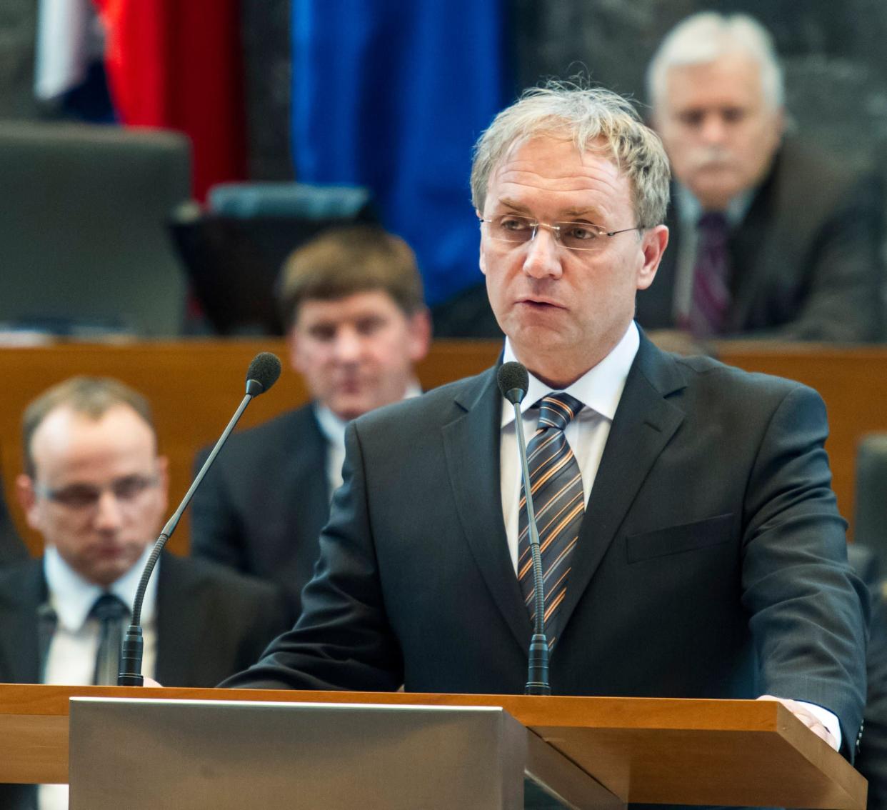 Le ministre slovène Ales Hojs s'exprime devant le Parlement à Ljubljana, le 10 février 2012. - Jure Makovec / AFP