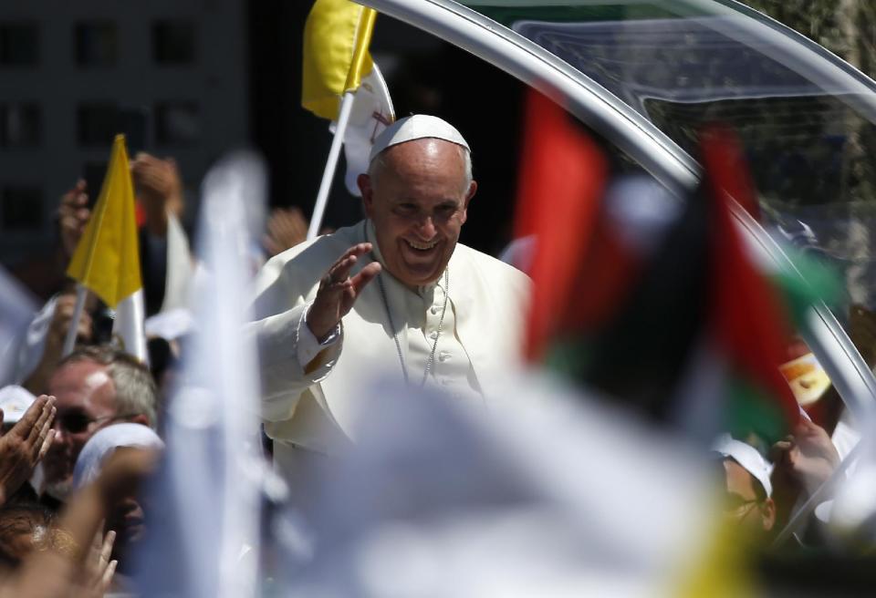 El papa Francisco saluda a la multitud desde su 'papamóvil' en la plaza Manger, el 25 de mayo de 2014, donde celebrará una misa al aire libre ante miles de personas en la bíblica localidad cisjordana de Belén