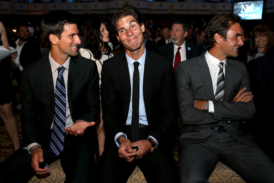 Novak Djokovic de Serbia, Rafael Nadal de España y Roger Federer de Suiza esperan para subir al escenario durante la Celebración del Patrimonio ATP el 23 de agosto de 2013. (Matthew Stockman/Getty Images)