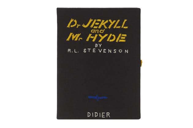 Diese Book-Clutch ist zwar kein klassischer Stoffbeutel, sondern vielmehr der großer Bruder aller Stoffbeutel. Aber wir finden, dass diese grandiose Kreation hier einfach nicht fehlen darf. „Olympia Le-Tan“ fertigt exklusive Leinen-Book-Clutches mit den Titelmotiven bekannter Literatur-Klassiker. Jedes Täschchen ist ein kleines Kunstwerk für sich. Allerdings spiegelt sich das auch im Preis wider: Rund 1140 Euro muss man für eine der Taschen hinblättern. (Bild: olympialetan.com)