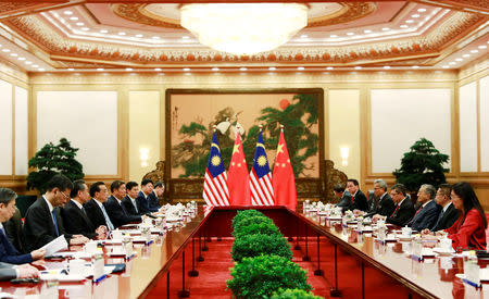 Malaysia's Prime Minister Mahathir Mohamad and China's Premier Li Keqiang speak during their meeting at the Great Hall of the People in Beijing, China, August 20, 2018. How Hwee Young/Pool via REUTERS