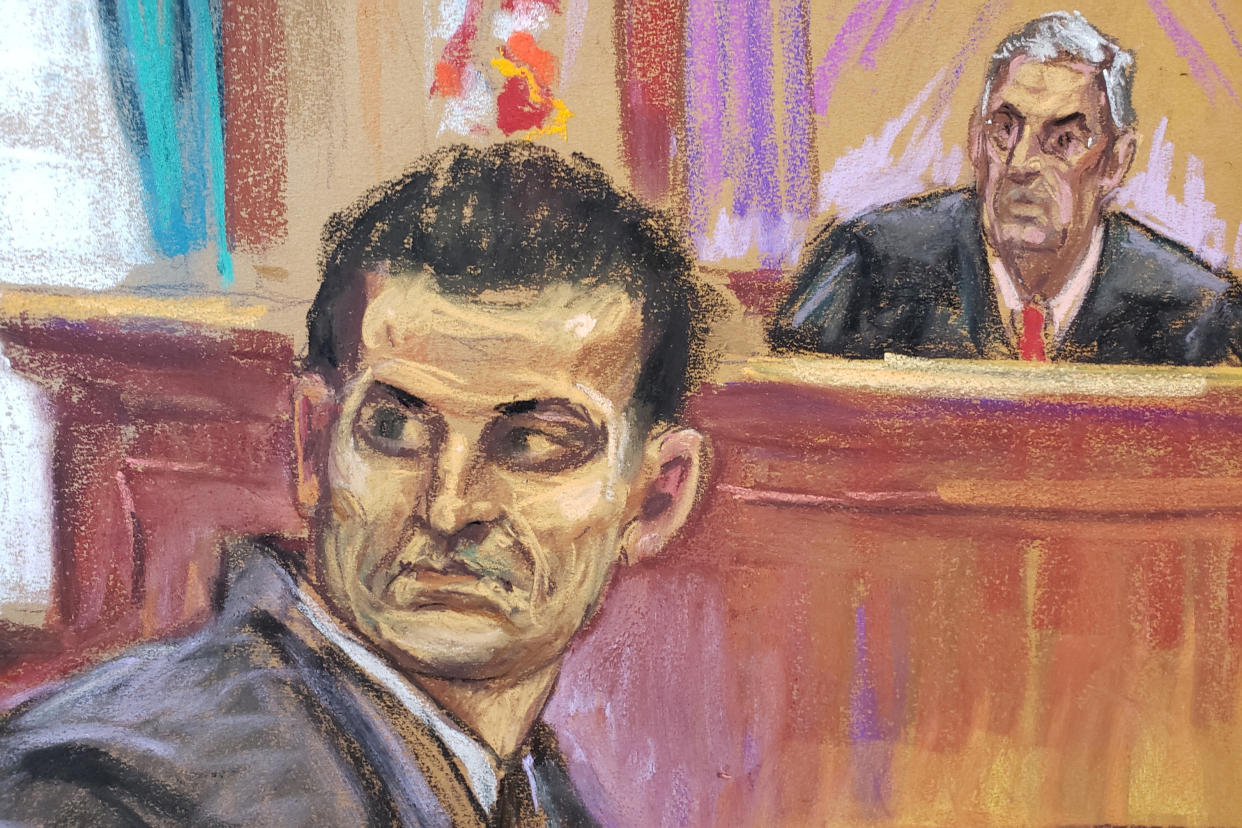 Sam Bankman-Fried turns to check out potential jurors for his fraud trial before U.S. District Judge Lewis Kaplan over the collapse of FTX, the bankrupt cryptocurrency exchange, at Federal Court in New York City, U.S., October 3, 2023 in this courtroom sketch. REUTERS/Jane Rosenberg