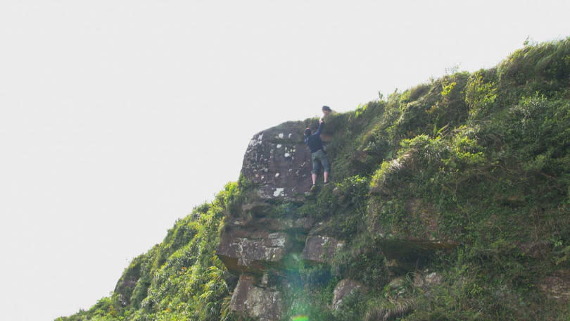 陳仙梅、吳皓昇為戲驚險在懸崖邊拍攝。（圖／民視提供）