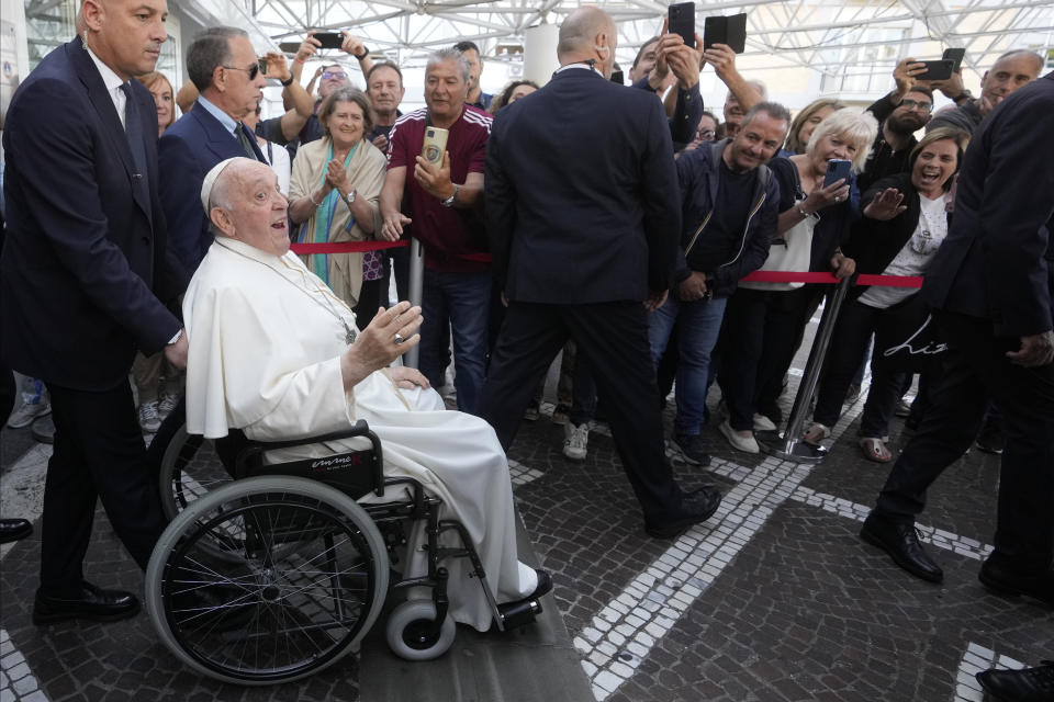 El papa Francisco sale del hospital policlínico universitario Agostino Gemelli en Roma, el 16 de junio de 2023, nueve días después de someterse a una operación abdominal. (AP Foto/Andrew Medichini)