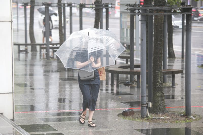 ▲最強春雨到來！氣象局一大早就針對15縣市發出豪大雨特報。（圖／記者葉政勳攝）