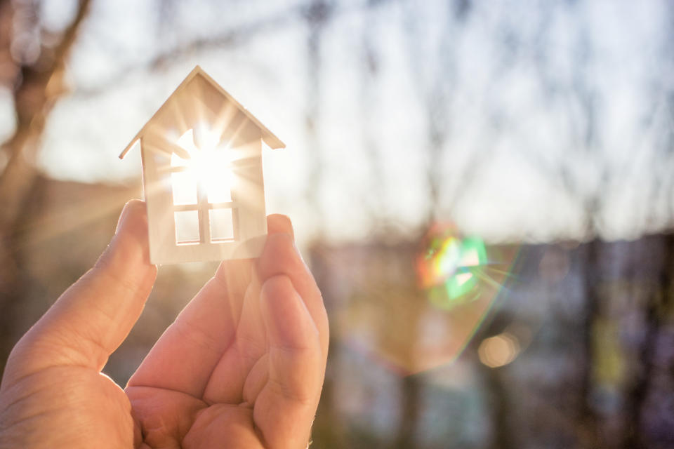 Las ventanas pueden dejar pasar hasta 90% de las UVA, por lo cual es recomendable usar protección solar incluso dentro de casas y oficinas. (Getty Creative)