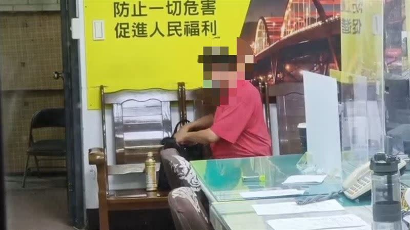 警方將蔣婦兒子帶回派出所偵辦。（圖／資料照）