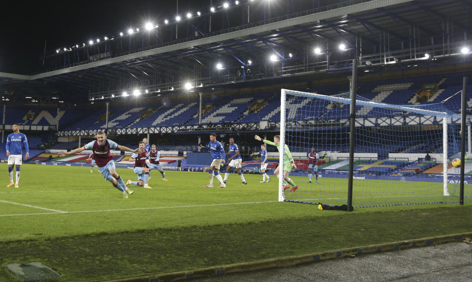 Tomas Soucek, izquierda, festeja luego de anotar el gol de West Ham en la victoria de 1-0 sobre Everton en duelo de la Liga Premier en Goodison Park, Liverpool, Inglaterra, el viernes 1 de enero de 2021. (Peter Byrne, Pool vía AP)