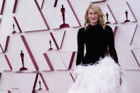 <p>La ganadora del Óscar del año pasado por Mejor Actriz de Soporte, Laura Dern, sí hizo caso a las normas de gala y eligió un vestido combinado en negro/blanco, que llamó más la atención por la elaborada falda de plumas que destacó sobremanera. (AP)</p> 