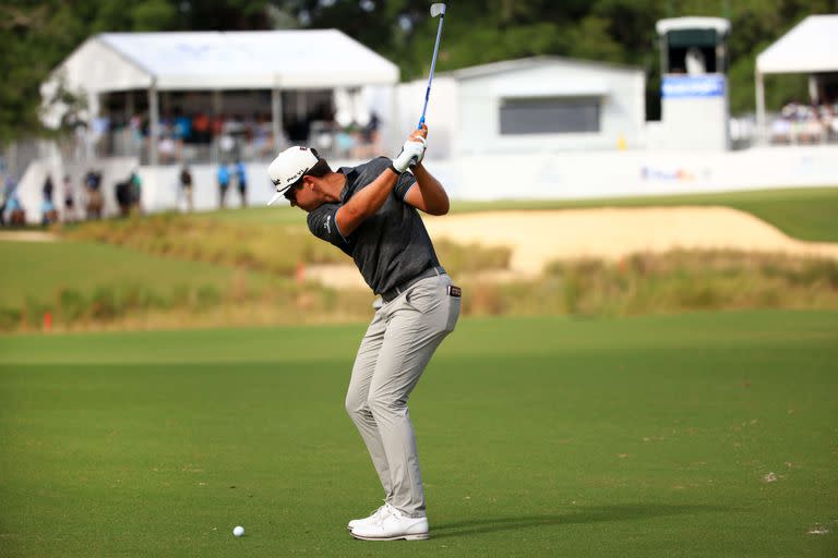 El zurdo Garrick Higgo pega en el hoyo 18 en la rueda final del Palmetto Championship