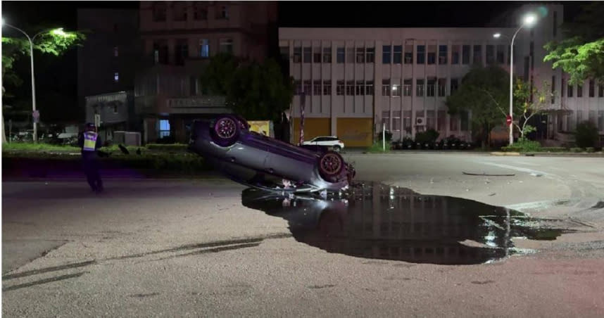 台東陸軍酒駕撞變電箱，導致車輛失控翻覆。（圖／翻攝畫面）