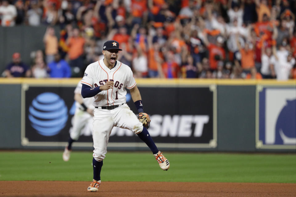 El puertorriqueño Carlos Correa, de los Astros de Houston, festeja luego que el dominicano Gary Sánchez, de los Yanquis de Nueva York, bateó para una doble matanza en el sexto juego de la Serie de Campeonato de la Liga Americana, el sábado 19 de octubre de 2019 (AP Foto/Eric Gay)