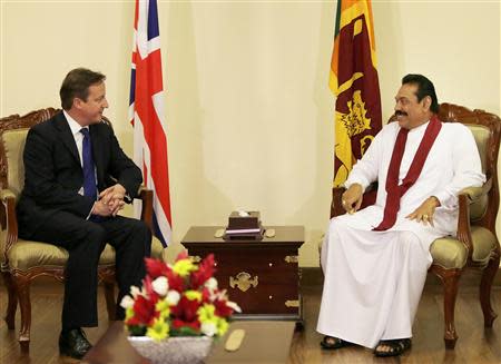 Britain's Prime Minister David Cameron (L) speaks to Sri Lanka's President Mahinda Rajapaksa during their meeting in Colombo November 15, 2013. REUTERS/Sri Lankan President's Office/Handout via Reuters