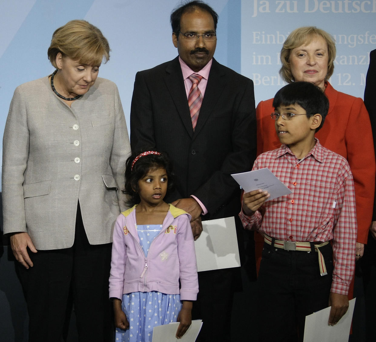 Das waren noch Unionszeiten: Kanzlerin Angela Merkel im Jahr 2009 mit einer indischen Familie in Berlin, welche die deutsche Staatsbürgerschaft angenommen hat (Bild: REUTERS/Michael Dalder)