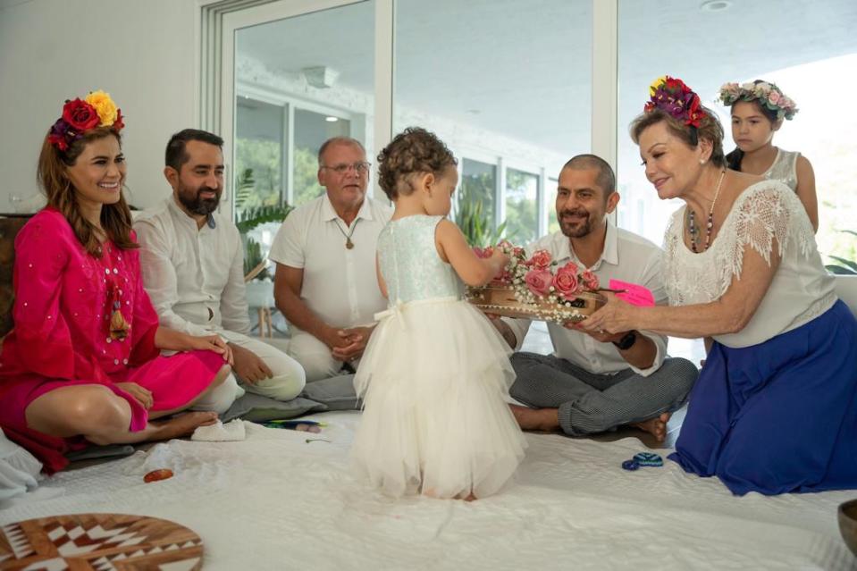 <p>"Cada miembro de nuestra familia le trajo un regalo de bienvenida. Mi madre y mi hermano le trajeron flores para que siempre haya belleza en su vida. Sacha y su novia Agatita le trajeron cristales para que estuviera conectada con la naturaleza. Mi padre le trajo huayruros, semillas peruanas que simbolizan la abundancia. Mi hermana Clau le regaló la fuerza del viento, la madre de mi esposo, Rosalía y su hermanita Stefany le regalaron aceites para llenarla de bendiciones", cuenta <a href="https://peopleenespanol.com/celebridades/vanessa-hauc-noticias-telemundo-planeta-tierra/" rel="nofollow noopener" target="_blank" data-ylk="slk:Vanessa Hauc;elm:context_link;itc:0;sec:content-canvas" class="link "><strong>Vanessa Hauc</strong></a> sobre su hija. </p>