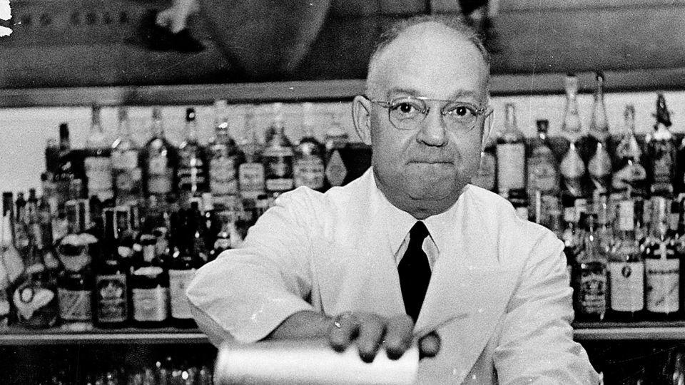 Fernand Petiot, bartender at Harry's New York Bar in Paris. - Agencia el Universal/GDA/AP