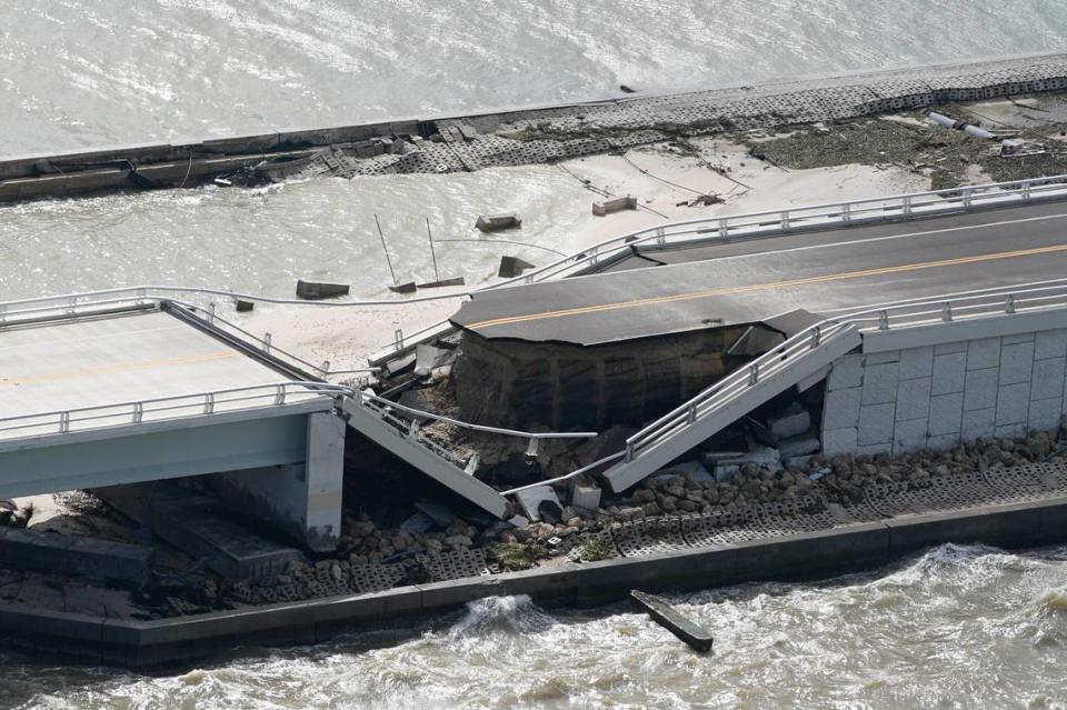 Una sección de la carretera Sanibel Causeway puede verse tras la destrucción que provocó el huracán Ian, el jueves 29 de septiembre de 2022, cerca de Sanibel Island, Florida.