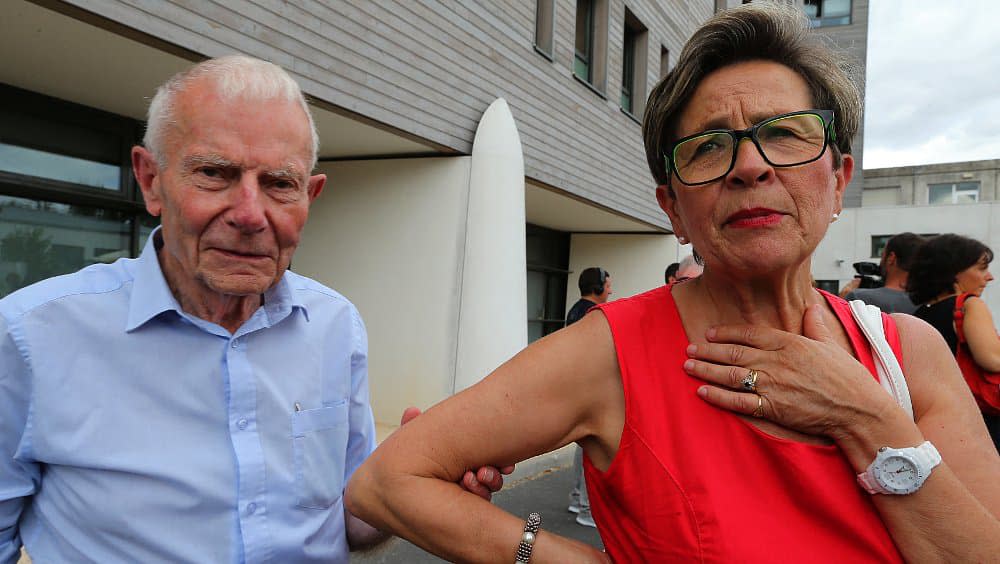 Pierre et Viviane Lambert le 15 juillet devant l'hôpital Sébastopol à Reims. - François Nascimbeni - AFP