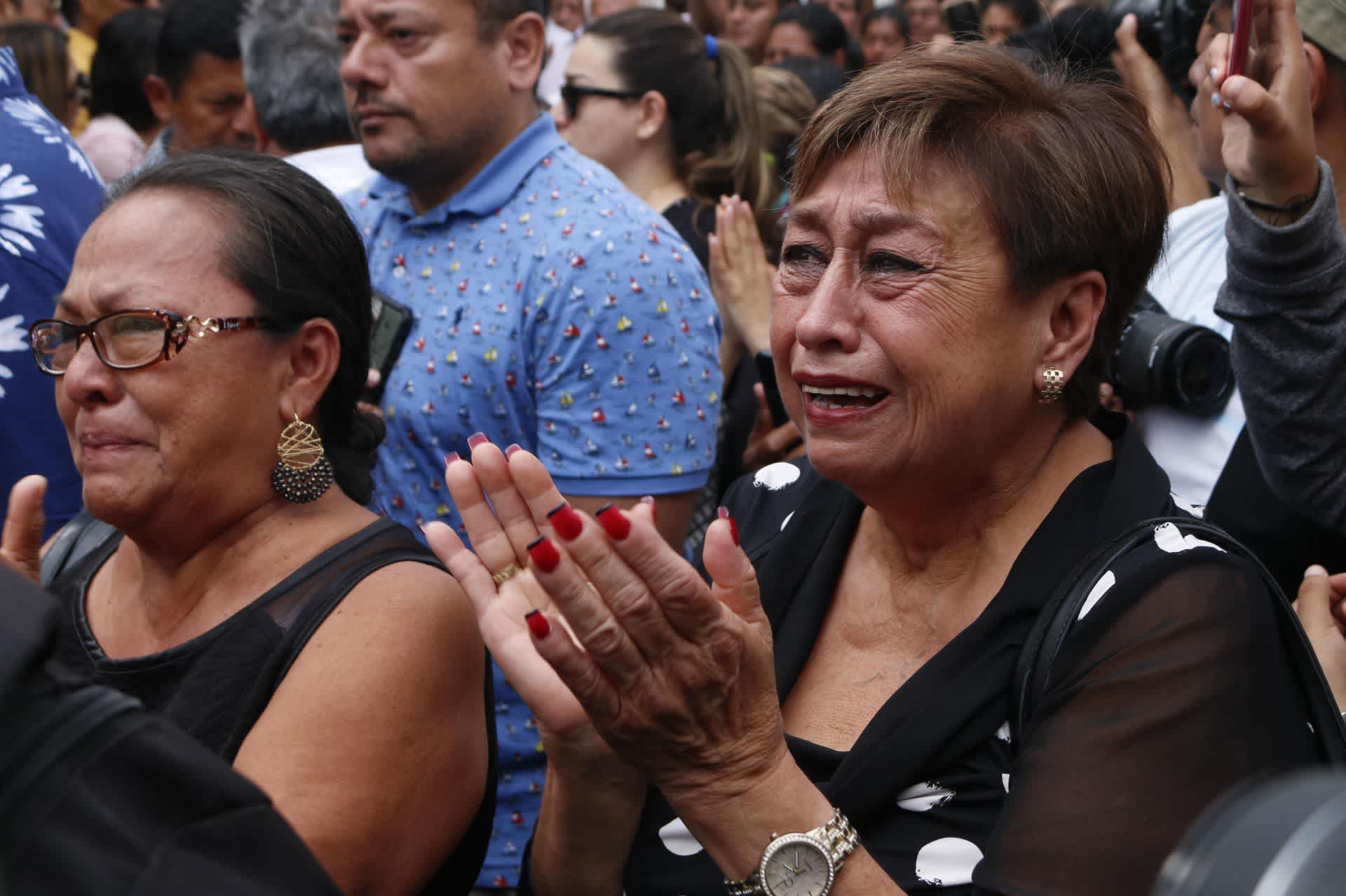 CHILPANCINGO, GUERRERO, 07OCTUBRE2024.- Miles de personas se despidieron durante el cortejo fúnebre del alcalde de Chilpancingo, Alejandro Arcos Catalán, quien fue asesinado la tarde del día domingo en la capital del estado de Guerrero. FOTO: DASSAEV TÉLLEZ /CUARTOSCURO.COM