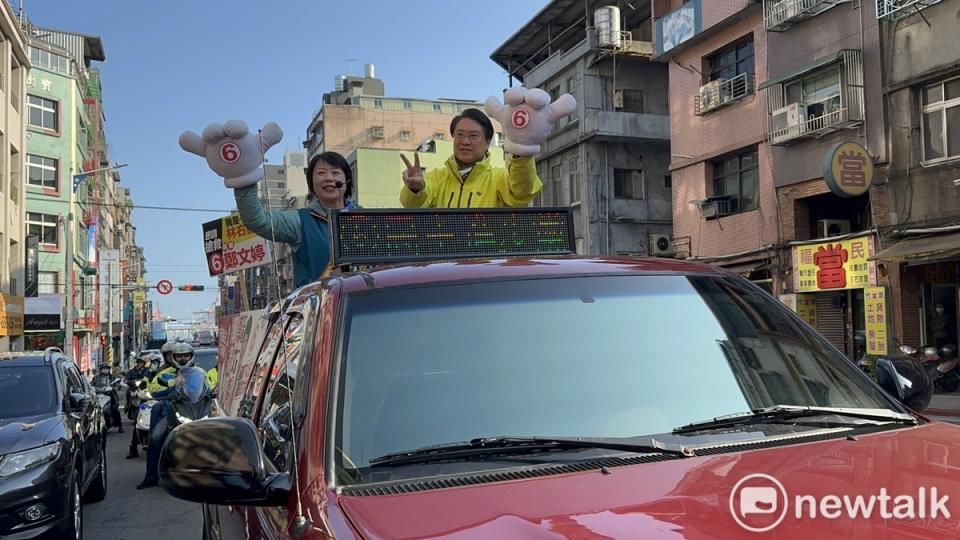 林右昌回到基隆陪同鄭文婷車隊掃街。   圖：黃宣尹攝