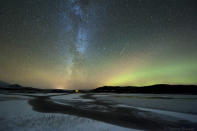 El fotógrafo Tommy Eliassen capturó esta vista espectacular de las Oriónidas a través de las luces deslumbrantes del Norte y la Vía Láctea desde su campamento en Korgfjellet, Hemnes, Noruega, el 20 de octubre de 2012, durante el apogeo de la Oriónidas.