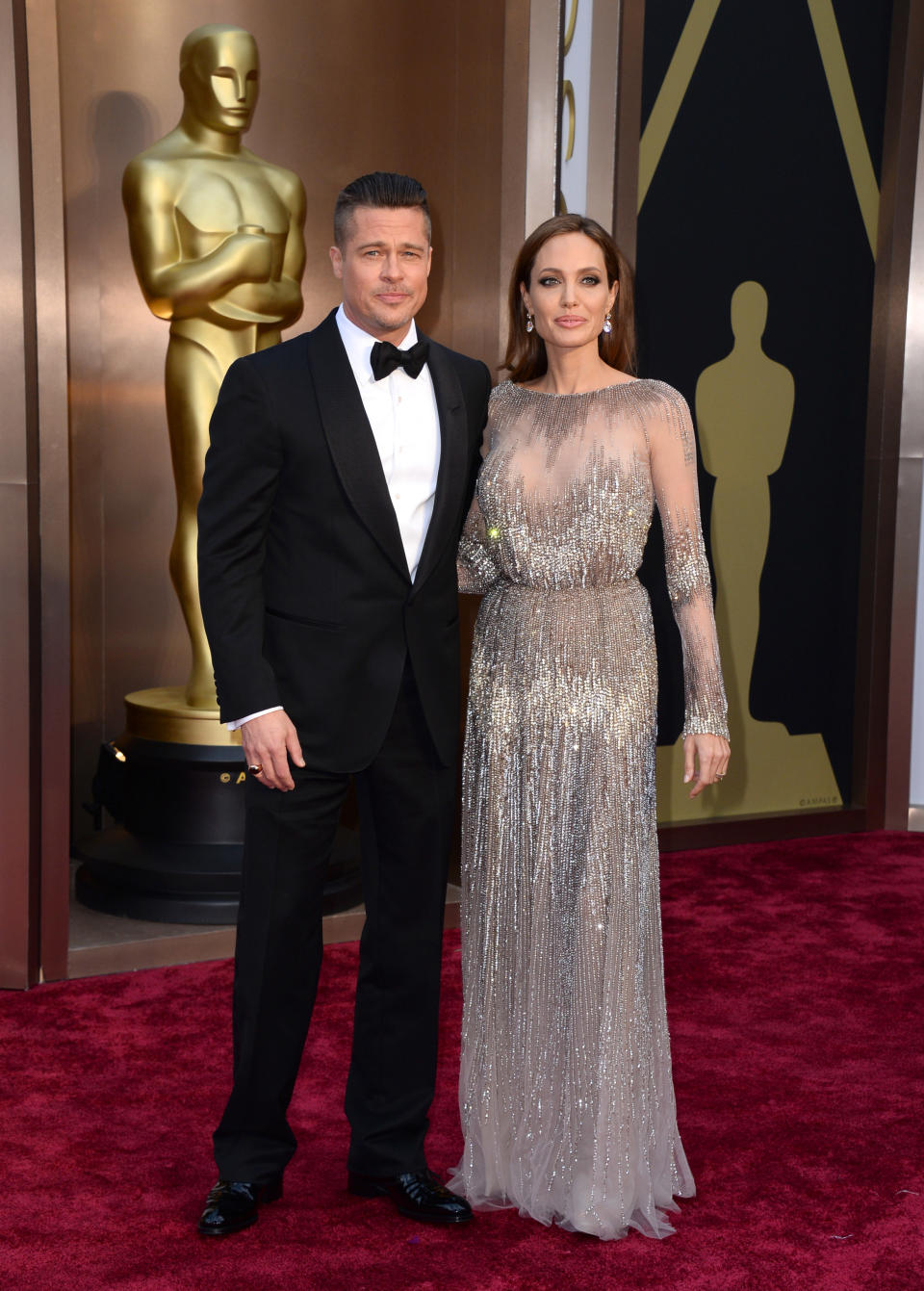 Brad Pitt, izquierda, y Angelina Jolie llegan los Oscar el domingo 2 de marzo de 2014 en el Teatro Dolby en Los Angeles. (Foto Jordan Strauss/Invision/AP)