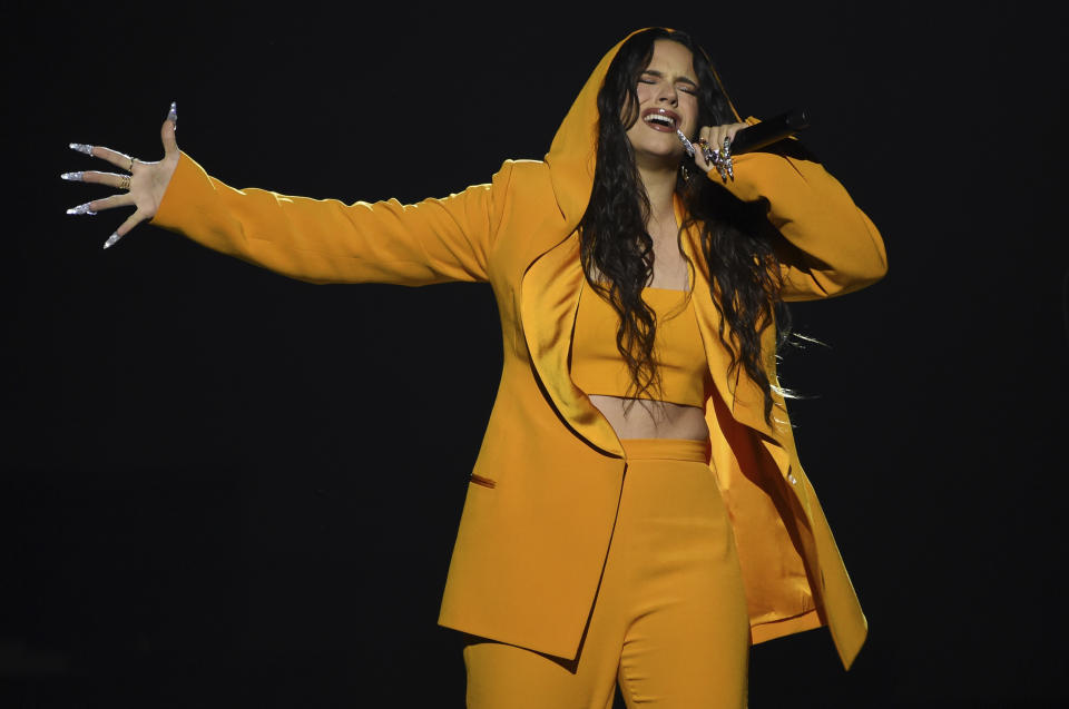 Rosalía interpreta "Es por ti" durante la gala en honor a Juanes como Persona del Año de la Academia Latina de la Grabación, el 13 de noviembre del 2019, en la víspera de los Latin Grammy, en Las Vegas. La cantante española actuará el 26 de enero del 2020 en la ceremonia de los premios Grammy en Los Ángeles. (Foto por Chris Pizzello/Invision/AP)