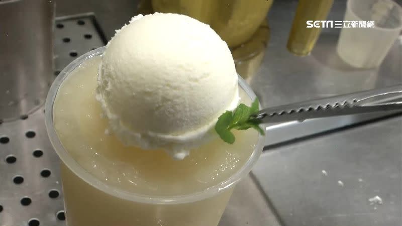 加入冰淇淋或是熬製果醬，鳳梨系列飲品正熱門。