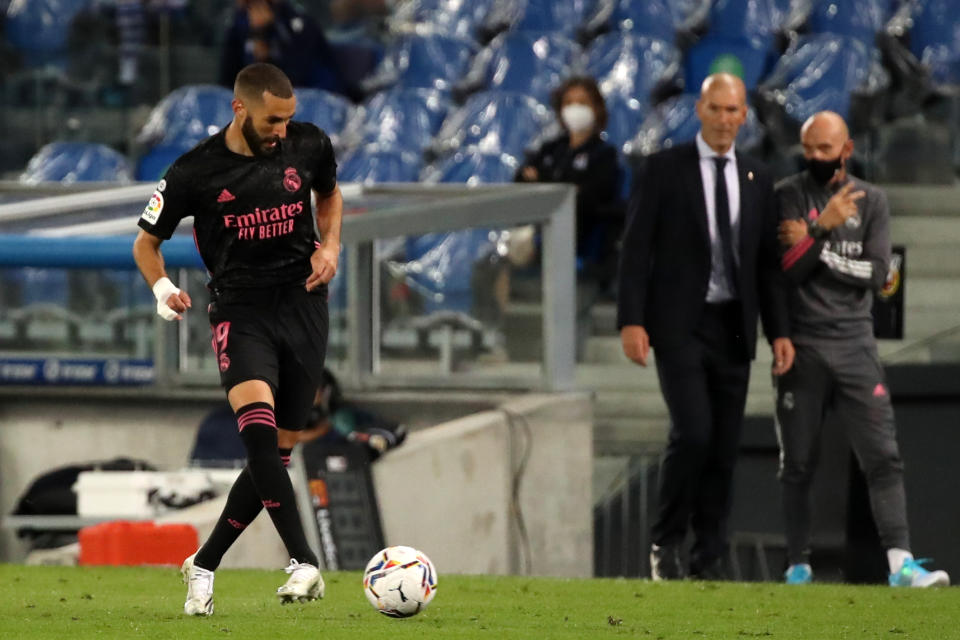 Karim Benzema en el partido del Real Madrid en Anoeta ante la atenta mirada de Zidane. (Foto: Baldesca/DeFodi Images vía Getty Images)