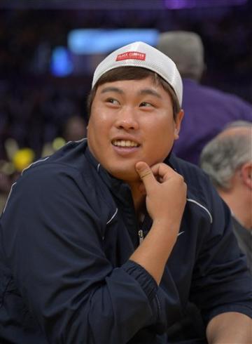 Los Angeles Dodgers pitcher Hyun-jin Ryu wore a hat with Juan