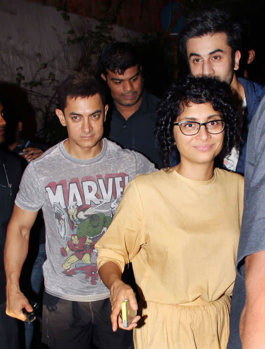 The trio were spotted exiting a suburban Mumbai restaurant. While Ranbir and Kiran were casually dressed, Aamir stretched the dress code to include shorts and blue rubber slippers!