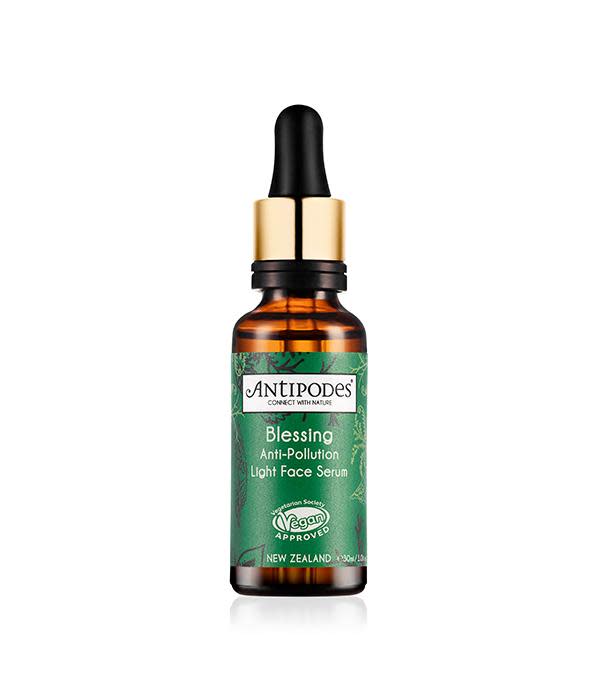 <p>Este suero protector, que está formulado con ingredientes como el jengibre asiático y el aceite de semillas de kiwi, te ayudará a proteger la piel de los agresores del medio ambiente. Blessing Anti-Pollution Light Face Serum, de Antipodes.</p>