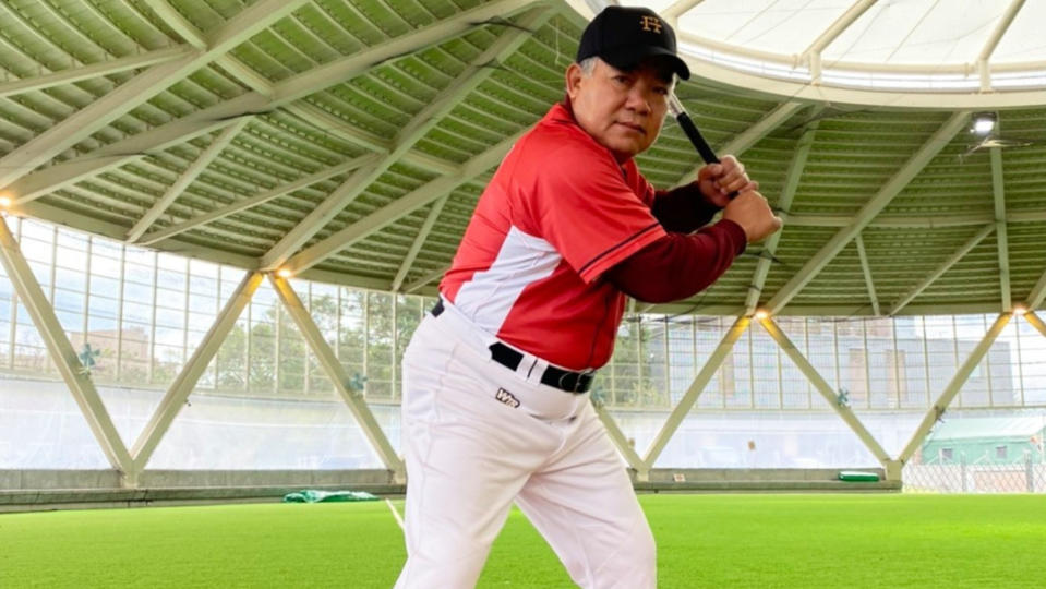 王俊郎退役後到名人堂花園大飯店擔任經理，教大小朋友打棒球。翻攝自名人堂花園大飯店臉書